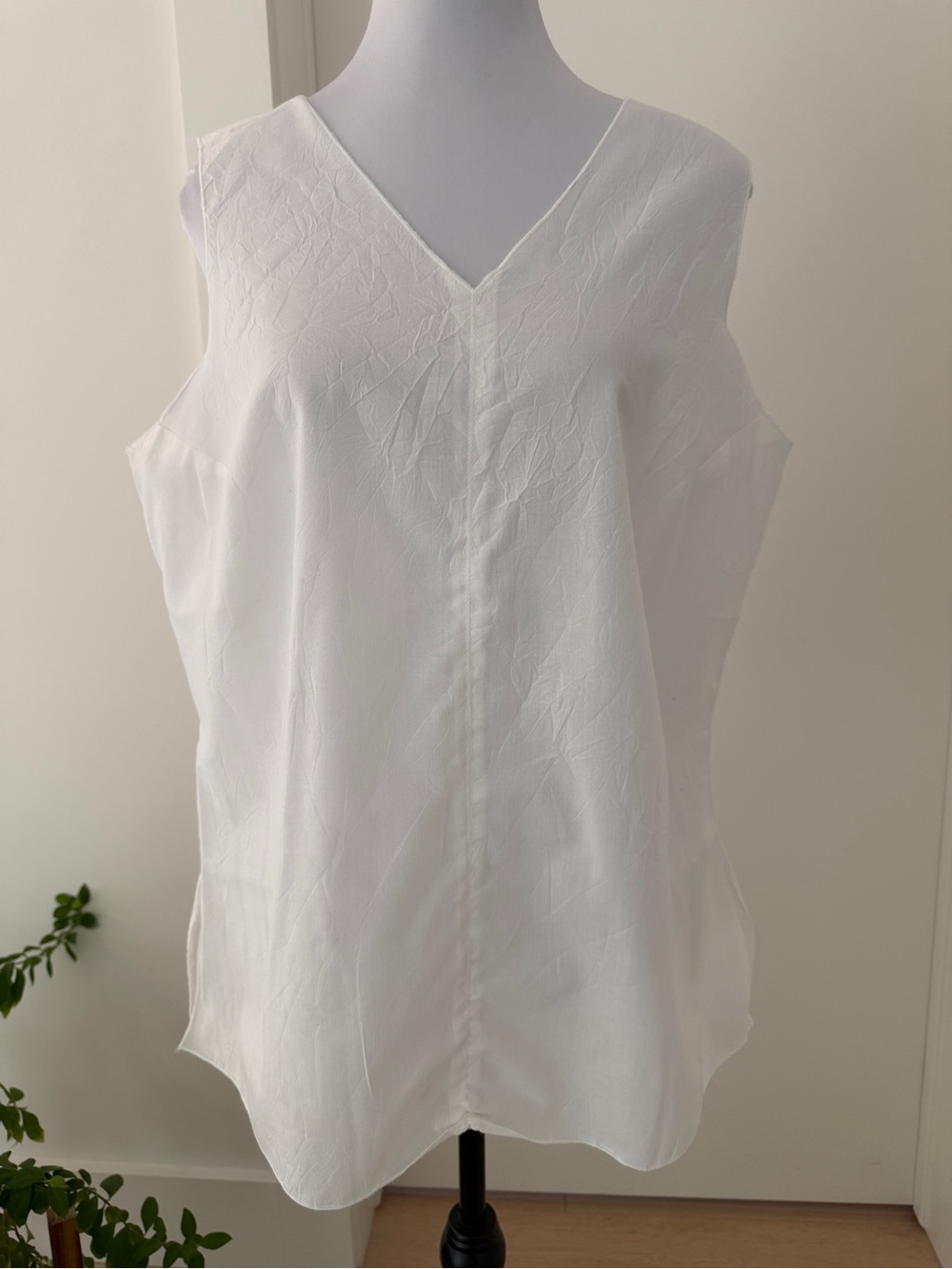 TILLEY ENDURABLES Island Breezes Light Tank Top V Neck Side Slits Crinkle Travel